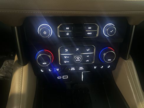 Used 2022 Chevrolet Suburban Premier image 28