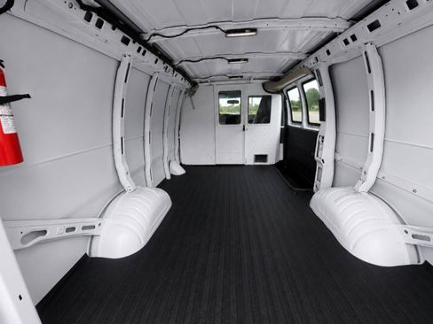 Used 2017 Chevrolet Express 2500 RWD image 10
