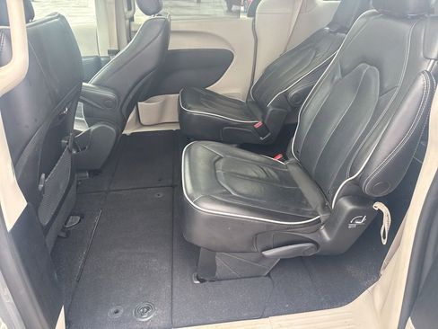 Used 2023 Chrysler Pacifica Limited image 19