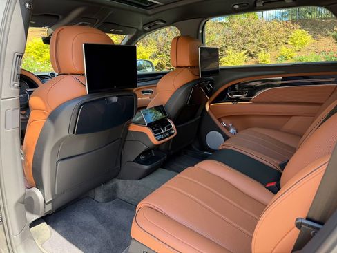 Used 2023 Bentley Bentayga Extended Wheelbase AWD/4WD image 36