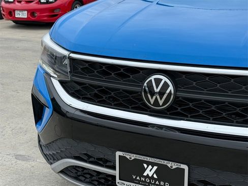 Used 2023 Volkswagen Taos SE w/ Panoramic Sunroof Package image 4