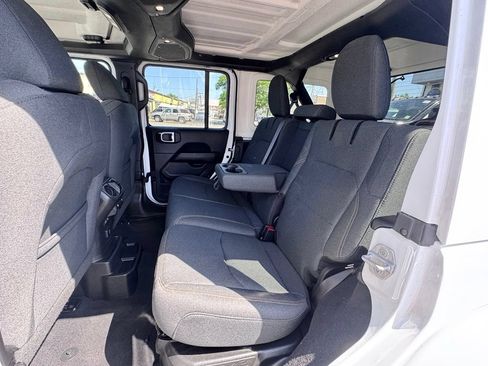 Used 2025 Jeep Wrangler Unlimited Sahara AWD/4WD image 15