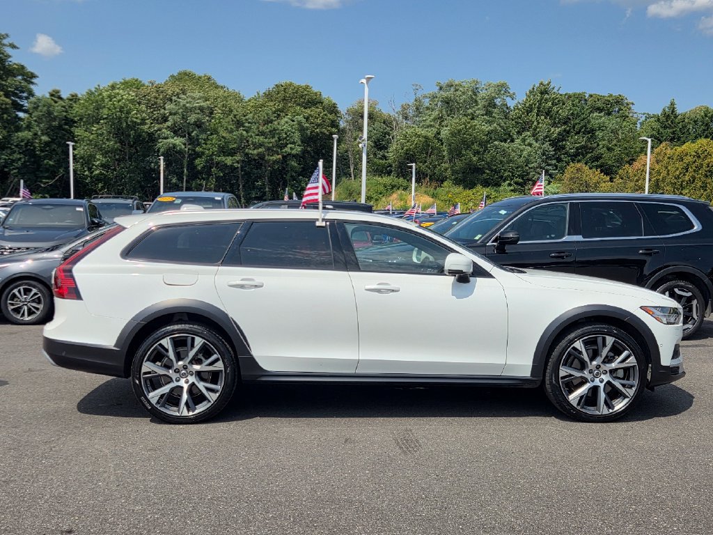Used 2025 Volvo V90 B6 Cross Country Ultra w/ Protection Package Premier AWD/4WD image 3