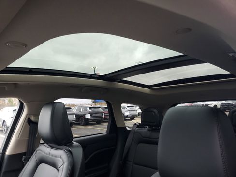 New 2026 Lincoln Corsair Premiere image 11