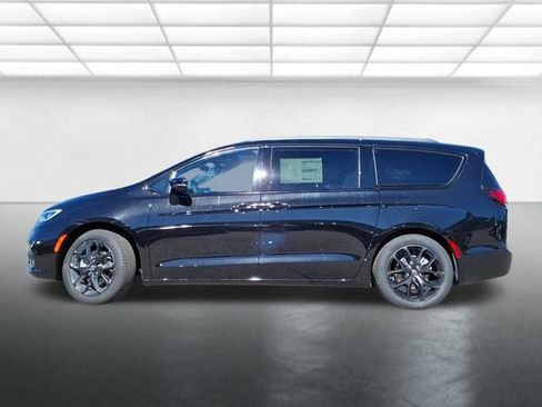 New 2026 Chrysler Pacifica Select w/ S Appearance Package image 3