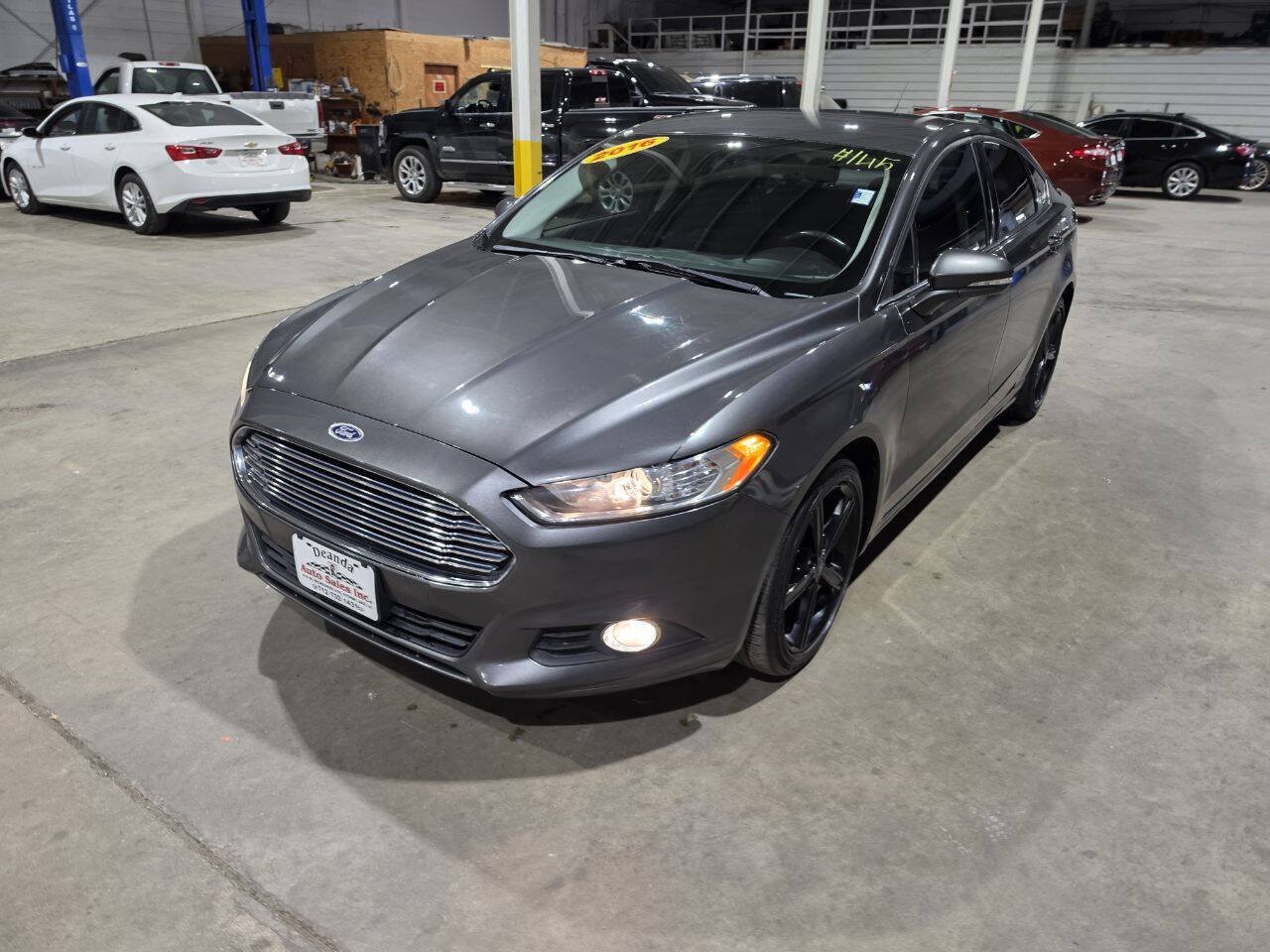 Used 2016 Ford Fusion SE FWD image 2