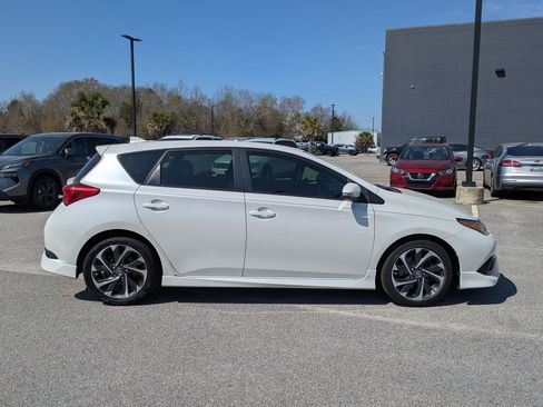 Used 2017 Toyota Corolla iM image 2