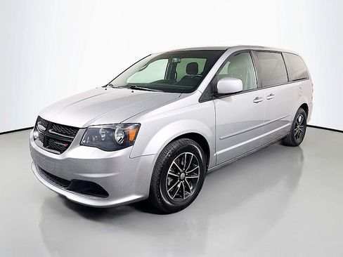 Used 2017 Dodge Grand Caravan SE image 3