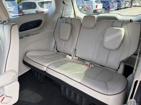 Used 2020 Chrysler Pacifica Limited FWD image 14