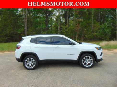 Certified 2023 Jeep Compass Latitude image 12