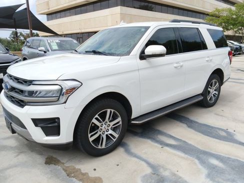 Used 2023 Ford Expedition XLT RWD image 3
