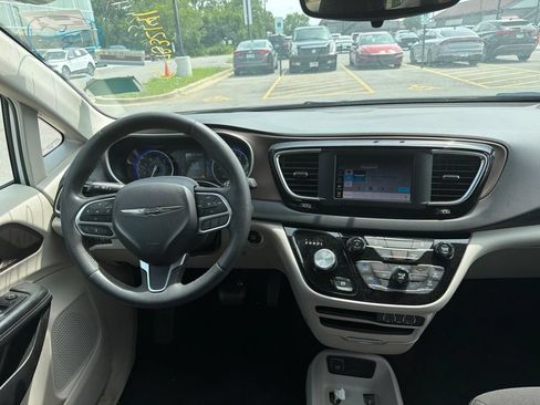 Used 2023 Chrysler Voyager LX FWD image 8