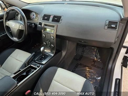 Used 2011 Volvo V50 T5 R-Design image 2