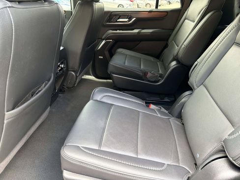 Used 2025 GMC Yukon Denali RWD image 12