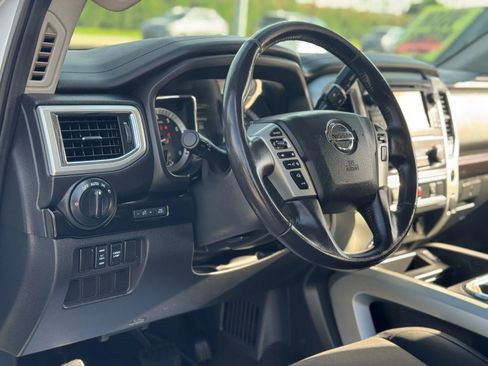Used 2018 Nissan Titan SV w/ SV Convenience Package image 17