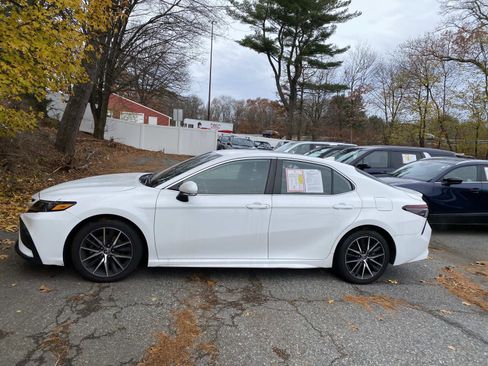 Used 2023 Toyota Camry SE image 2