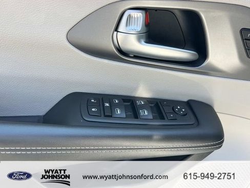 Used 2023 Chrysler Pacifica Touring-L image 28