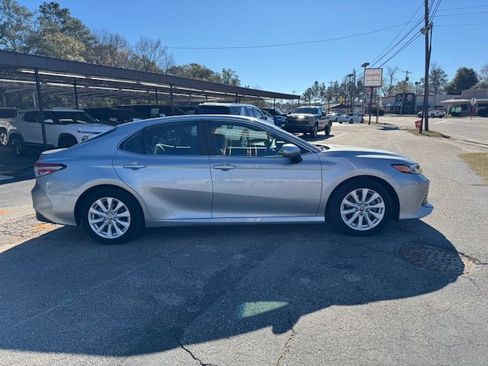 Used 2020 Toyota Camry LE image 5