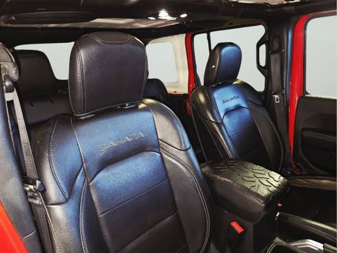 Used 2020 Jeep Wrangler Unlimited Sahara w/ Dual Top Group AWD/4WD image 49