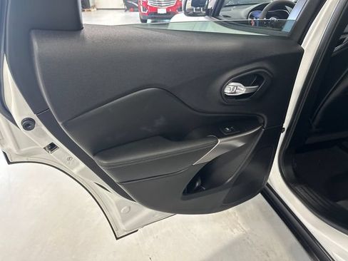 Used 2022 Jeep Cherokee Limited AWD/4WD image 30