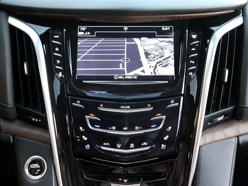 Used 2020 Cadillac Escalade ESV Premium Luxury image 19