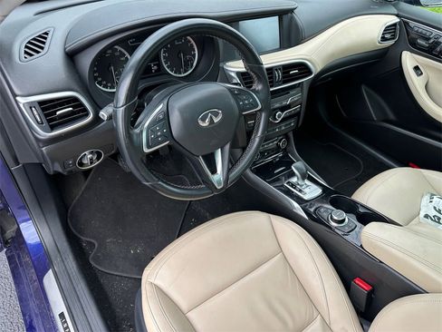 Used 2017 INFINITI QX30 Premium image 11