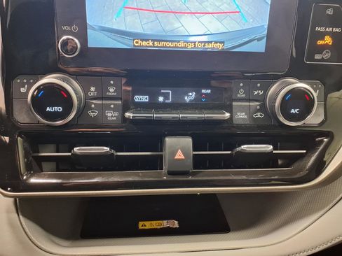 Used 2023 Toyota Highlander XLE image 15