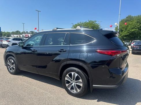 Used 2022 Toyota Highlander XLE AWD/4WD image 6