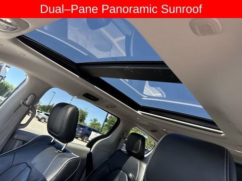 Used 2023 Chrysler Pacifica Limited FWD image 19