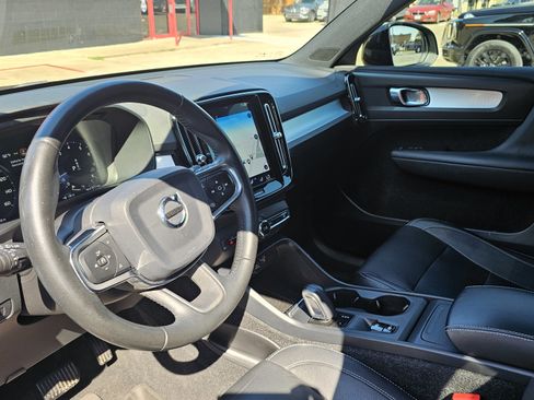 Used 2019 Volvo XC40 T5 Momentum image 25