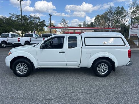 Used 2019 Nissan Frontier SV image 2
