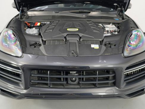 Used 2022 Porsche Cayenne Turbo S image 8