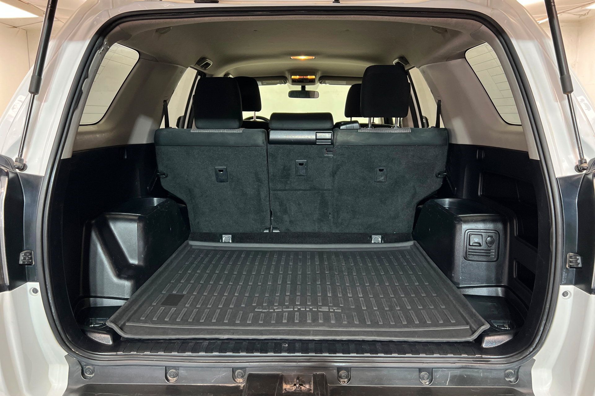 Used 2018 Toyota 4Runner SR5 AWD/4WD image 23