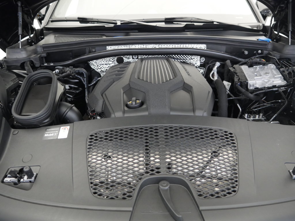 Certified 2026 Porsche Macan AWD/4WD image 12