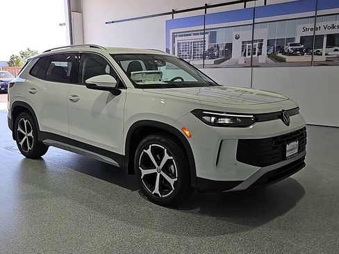 New 2026 Volkswagen Tiguan SE FWD image 2