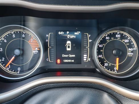 Used 2017 Jeep Cherokee Latitude w/ Comfort/Convenience Group AWD/4WD image 3