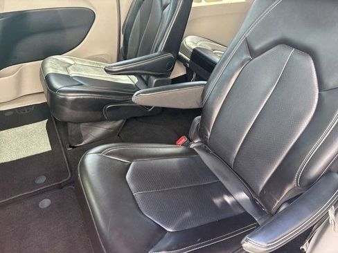 Used 2023 Chrysler Pacifica Touring-L FWD image 28