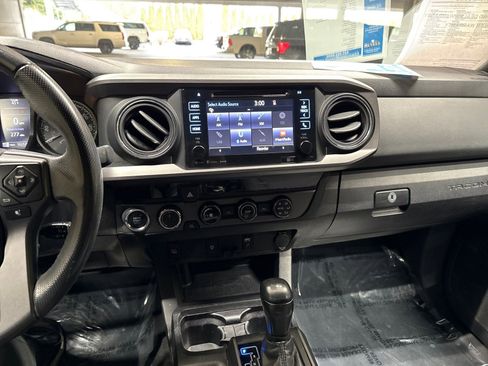 Used 2017 Toyota Tacoma TRD Off-Road w/ Tow Package (A/T) image 17