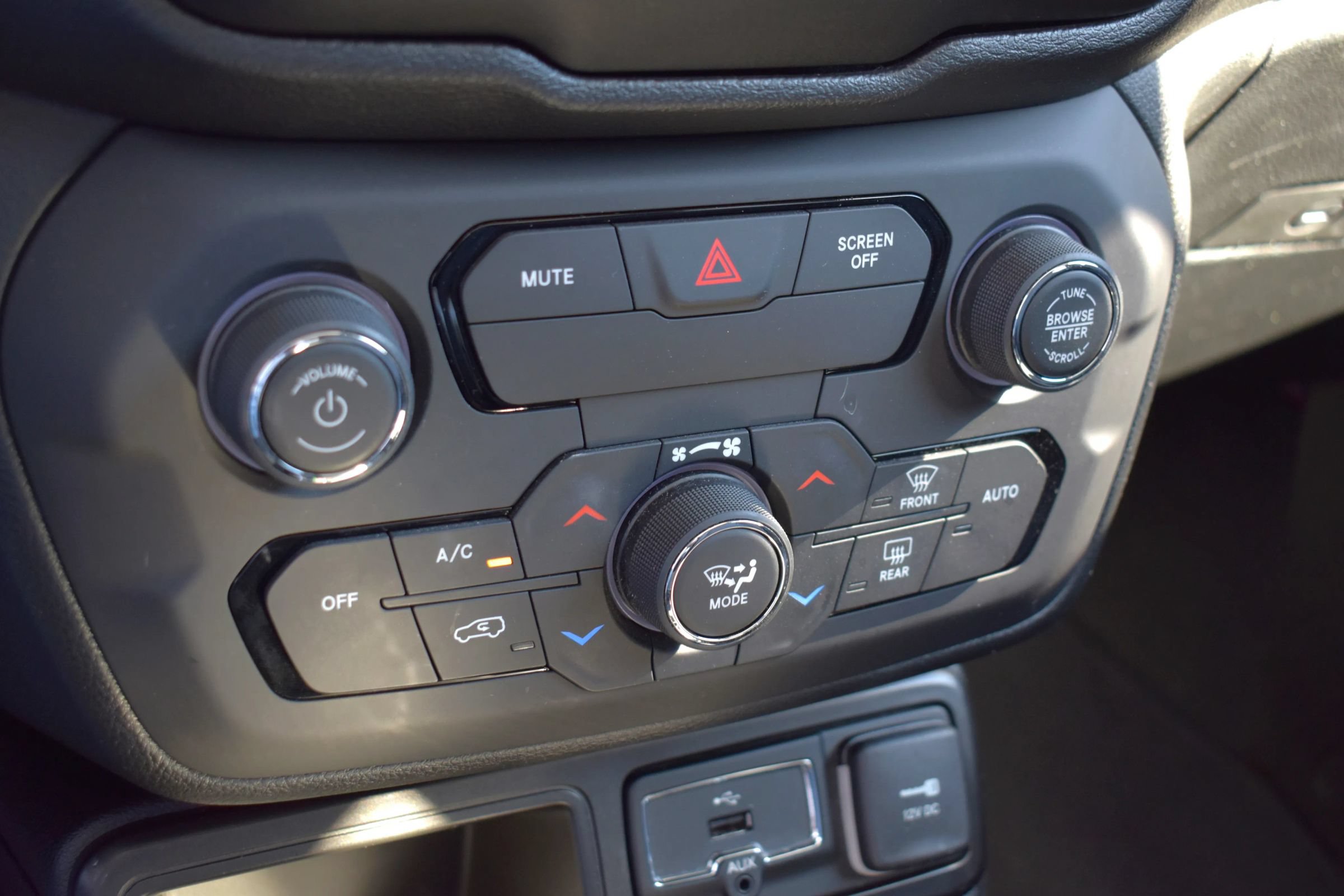 Used 2020 Jeep Renegade Limited w/ UConnect 8.4 Nav Group FWD image 26