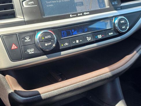 Used 2019 Toyota Highlander XLE AWD/4WD image 24