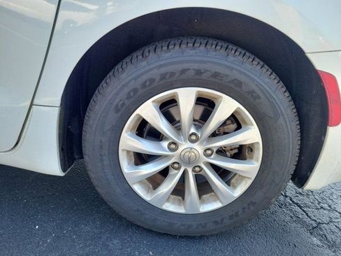 Used 2018 Chrysler Pacifica Touring-L FWD image 5