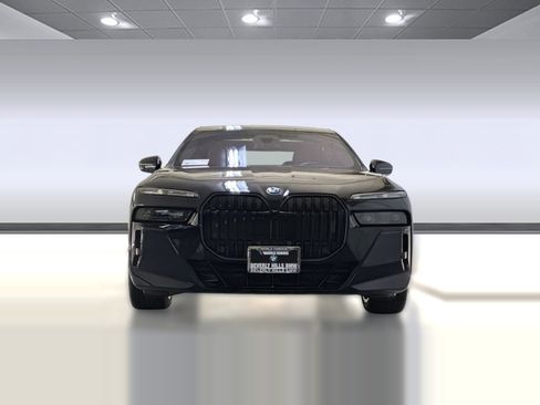 Used 2025 BMW i7 xDrive60 image 5