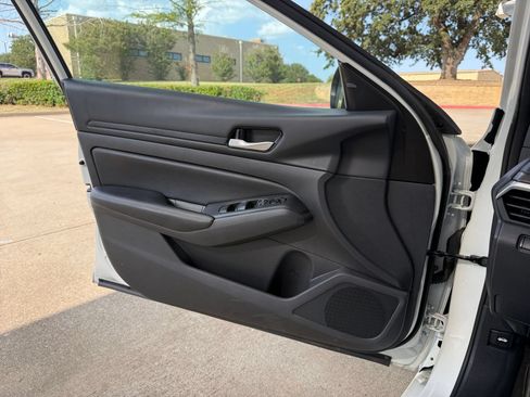 Used 2025 Nissan Altima 2.5 SV FWD image 18