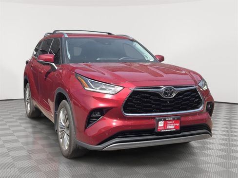 Certified 2025 Toyota Highlander Platinum image 1