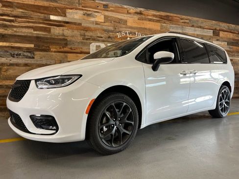 Used 2023 Chrysler Pacifica Touring-L w/ S Appearance Package AWD/4WD image 9