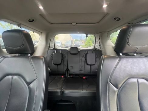Used 2019 Chrysler Pacifica Limited FWD image 18