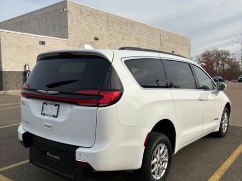 Used 2022 Chrysler Pacifica Touring-L image 5