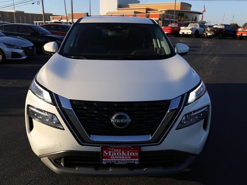 Used 2023 Nissan Rogue SV image 2