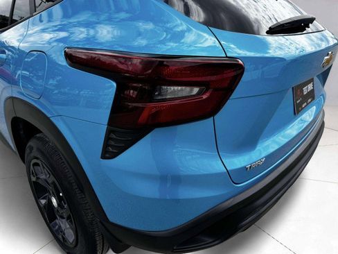 Used 2025 Chevrolet Trax LS w/ LS Convenience Package image 14