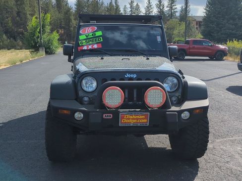 Used 2016 Jeep Wrangler Unlimited Rubicon w/ Connectivity Group AWD/4WD image 2